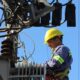 alt="personal técnico trabajando en un transformador"