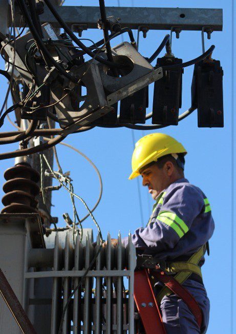 alt="personal técnico trabajando en un transformador"