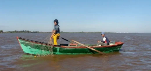 alt="Pescadores artesanales en el río Uruguay, las nuevas disposiciones de pesca no los contemplan"