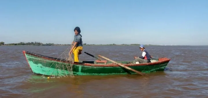 alt="Pescadores artesanales en el río Uruguay, las nuevas disposiciones de pesca no los contemplan"