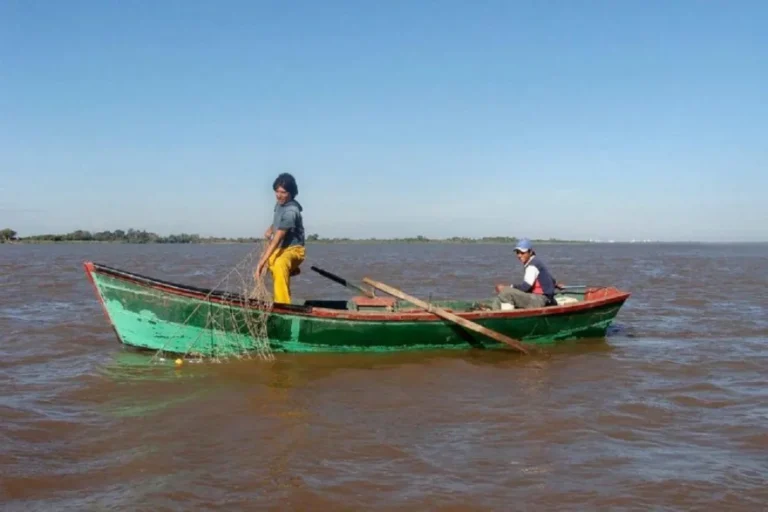alt="Pescadores artesanales en el río Uruguay, las nuevas disposiciones de pesca no los contemplan"