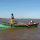 alt="Pescadores artesanales en el río Uruguay, las nuevas disposiciones de pesca no los contemplan"