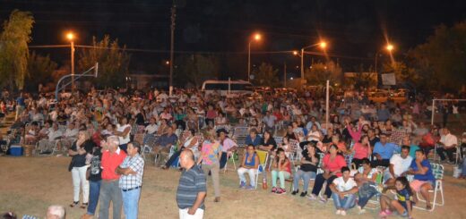 alt="público en la plaza del barrio Centenario de Concordia"