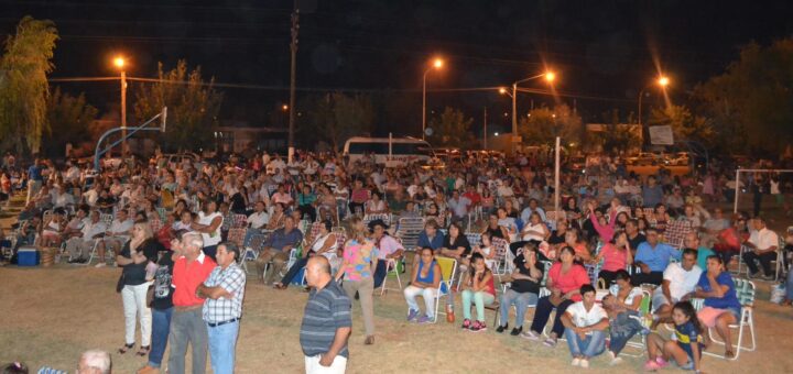 alt="público en la plaza del barrio Centenario de Concordia"