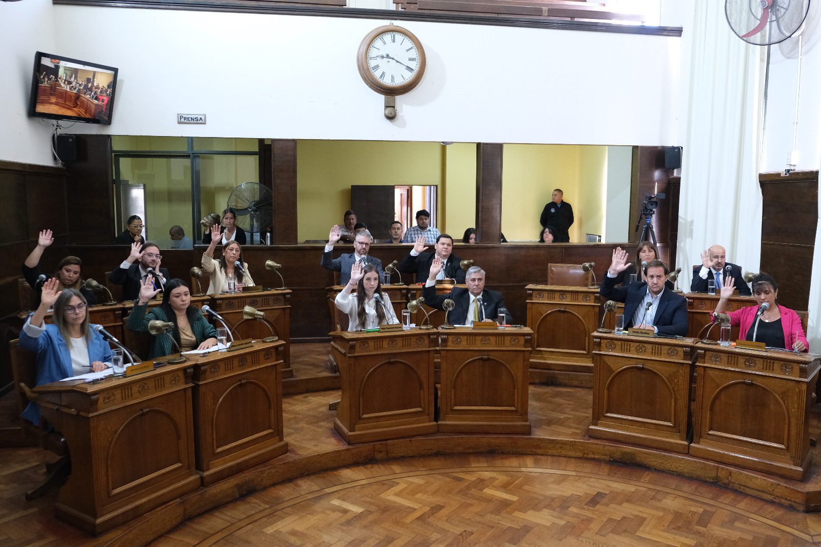 alt="Concejales de Concordia votando el proyecto de Emergencia Ambiental en Concordia el 19 de marzo de 2026"