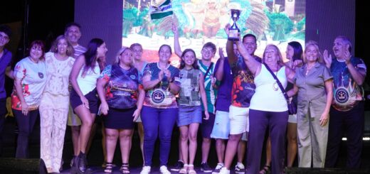 alt="Integrantes de la comparsa Emperatriz levantando la copa de campeona del Carnaval 2026 de Concordia"