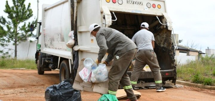 alt="Camión de basura en calle de la ciudad en el marco de la emergencia ambiental en Concordia"