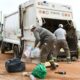 alt="Camión de basura en calle de la ciudad en el marco de la emergencia ambiental en Concordia"
