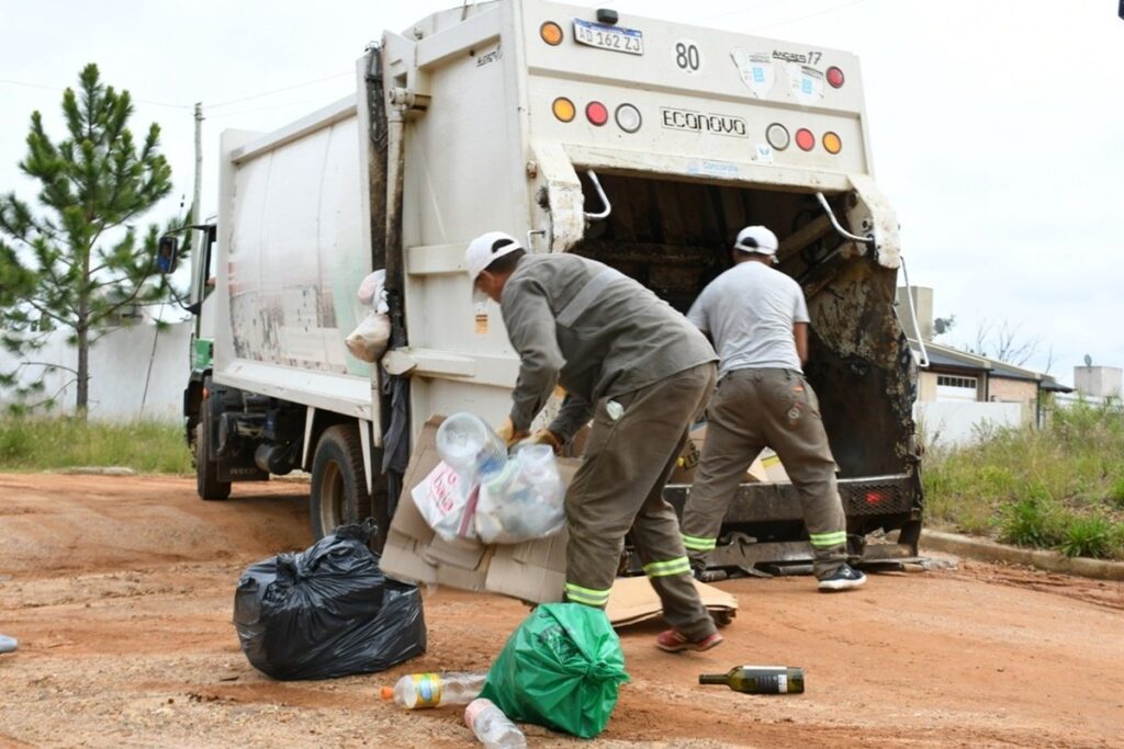 alt="Trabajadores municipales de recolección de residuos en Concordia afectados por la emergencia ambiental en Concordia"