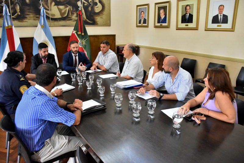 alt="Reunión del intendente Francisco Azcué con funcionarios municipales y policiales para aplicar la ordenanza de cuidacoches en Concordia"
