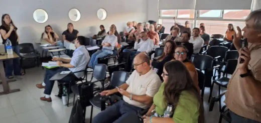 alt="Reunión informativa en la Udelar sobre el proyecto de hidrógeno verde en Paysandú con vecinos y autoridades."