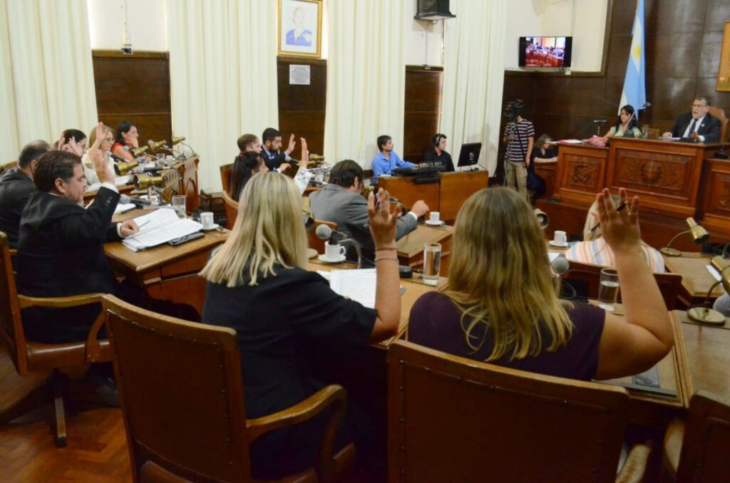 alt="Sesión del Concejo Deliberante de Concordia en que se aprobó la ordenanza de cuidacoches en diciembre de 2022"