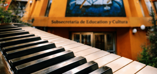 alt="joven tocando la guitarra en una clase de música"