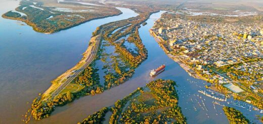 alt="llegada de ultramarino al puerto de Concepción del Uruguay como parte de la logística para las exportaciones de Entre Ríos a China"