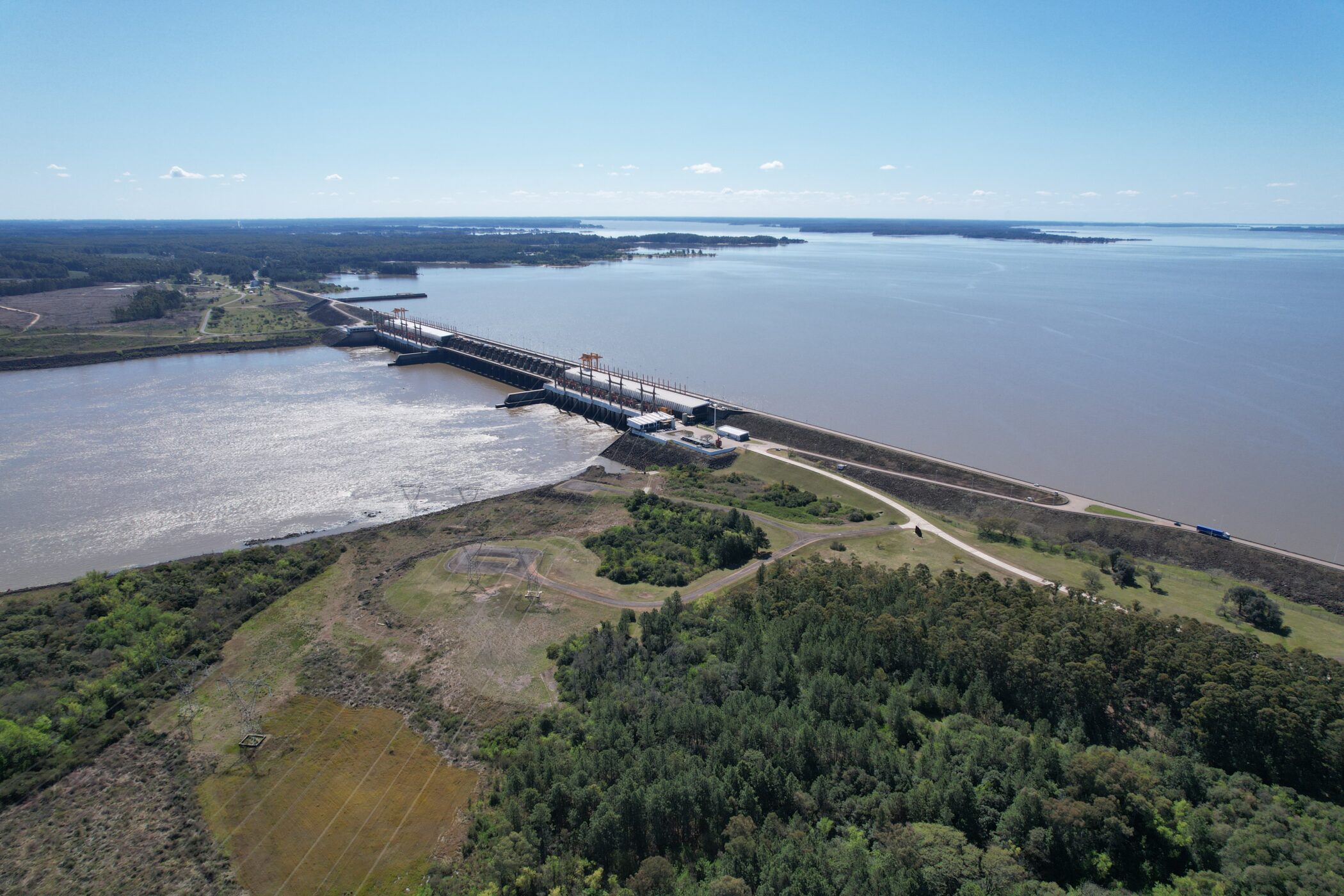alt="Vista de la represa de Salto Grande en contexto con el reclamo por regalías eléctricas ante la Corte Suprema"