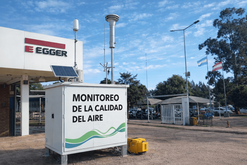 alt="Sensor de monitoreo de calidad del aire exterior como los utilizados por laboratorios certificados en el marco del conflicto ambiental con Egger en Concordia, cuyos resultados fueron presentados en la mesa de trabajo del 12 de marzo de 2026"