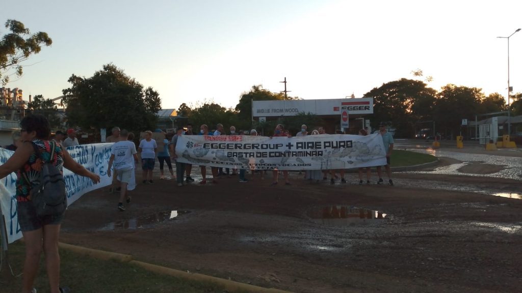 alt="Vecinos y organizaciones ambientales durante una movilización por el conflicto ambiental con Egger en Concordia que culminó en la Varieté Ambiental del 22 de febrero de 2026 en la plazoleta Spinelli del barrio Las Tejas.