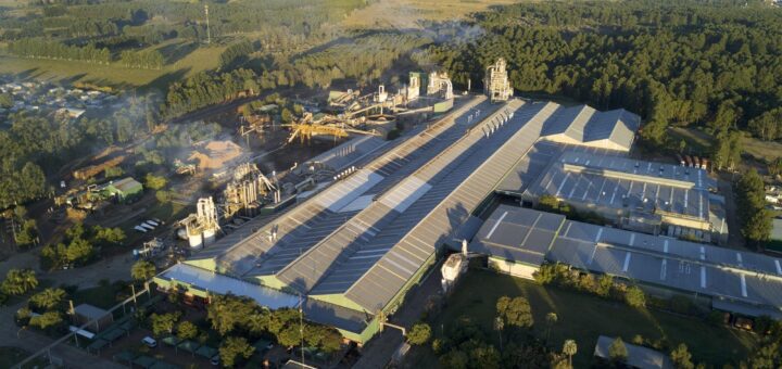 alt="Vista de un barrio residencial colindante con una planta industrial, imagen que representa el conflicto ambiental con Egger en Concordia donde vecinos y empresa conviven a metros de distancia en el Parque Industrial"