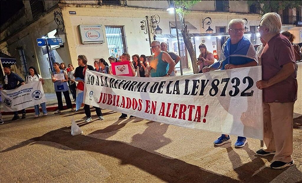 alt="jubilados en protesta contra la reforma previsional Entre Ríos"
