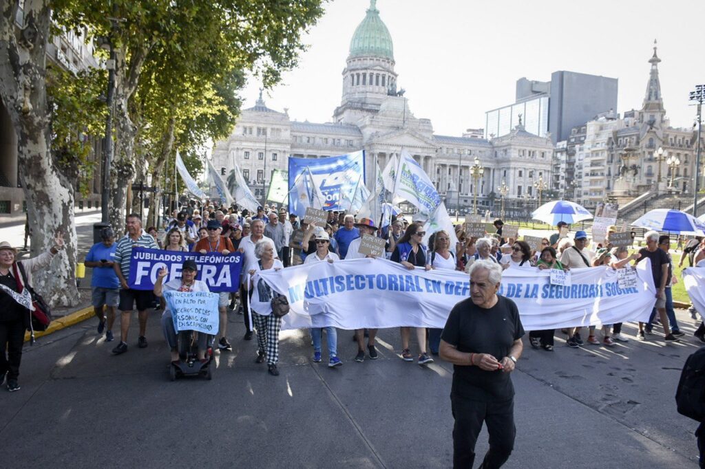 alt="protesta de jubilados frente en inmediaciones del Congreso de la Nación, en Buenos Aires"