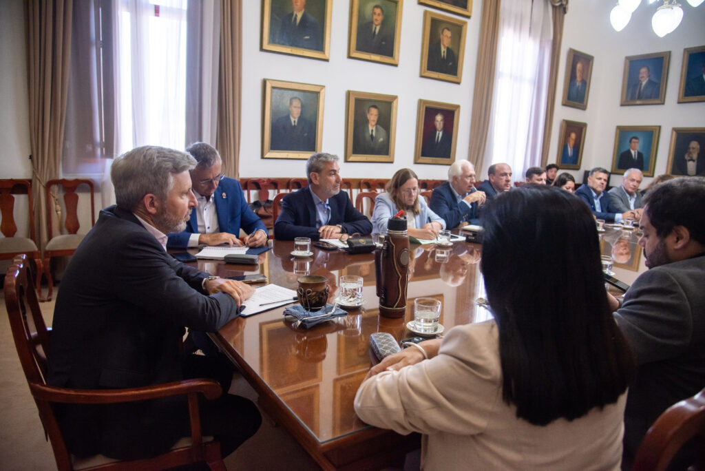 alt="Reunión de gabinete provincial donde se informó sobre el concurso de pesca del dorado en Salto Grande"