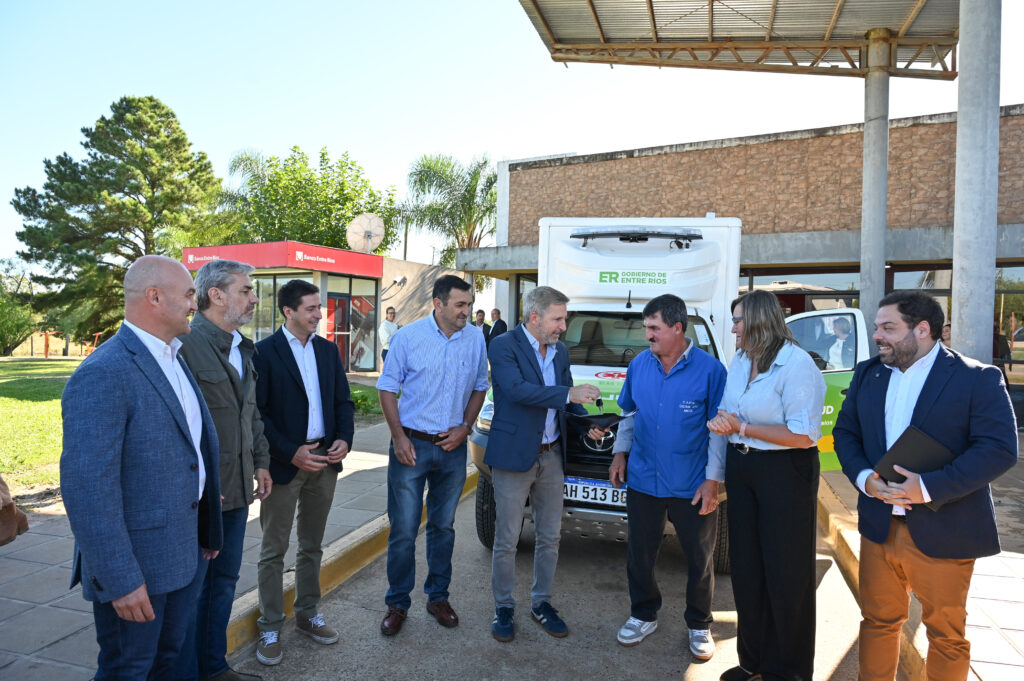 alt="Acto oficial de entrega de ambulancia para la salud en Concordia y Colonia Ayuí"