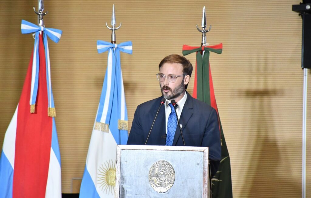 alt="El intendente Francisco Azcué anuncia la disolución del InVyTAM en Concordia durante la apertura del año legislativo 2026"