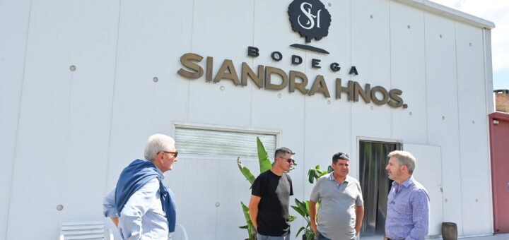 alt="Rogelio Frigerio durante su visita a una bodega en La Criolla"