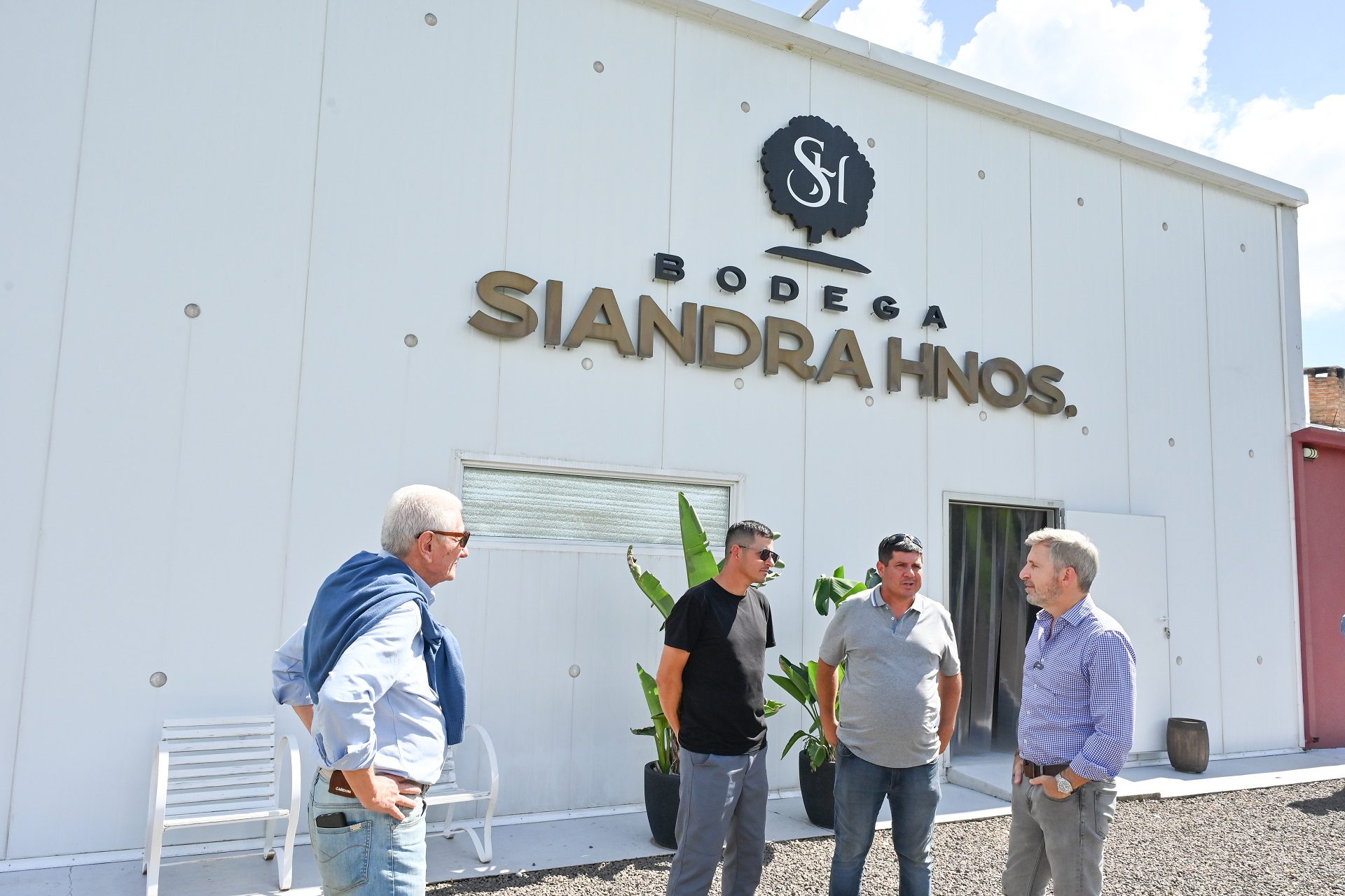 alt="Rogelio Frigerio durante su visita a una bodega en La Criolla"