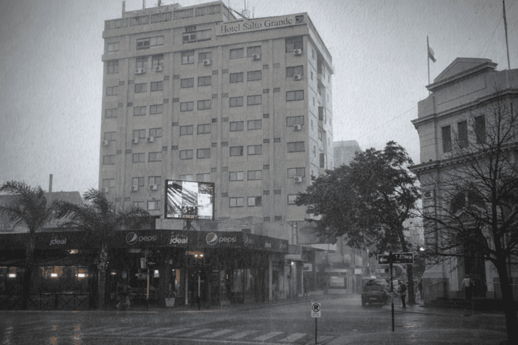 alt="Calle urbana con lluvia intensa y viento bajo la alerta naranja por tormentas en Entre Ríos"