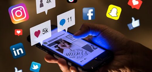 alt="gestión de redes sociales desde un celular"