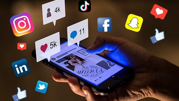 alt="gestión de redes sociales desde un celular"