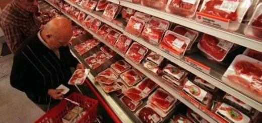 alt="Góndola de supermercado con productos de carne y precios visibles, relacionados con el IPC y canastas básicas de marzo 2026"