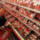 alt="Góndola de supermercado con productos de carne y precios visibles, relacionados con el IPC y canastas básicas de marzo 2026"