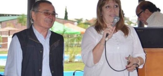 alt="Carlos Cecco y Graciela Racedo en un evento público, relacionados con la deuda en Federación"