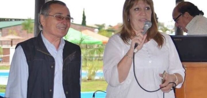 alt="Carlos Cecco y Graciela Racedo en un evento público, relacionados con la deuda en Federación"