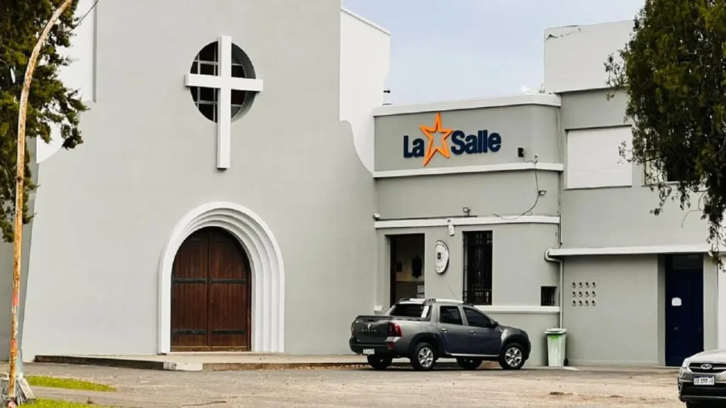 alt="Edificio del Colegio La Salle de Gualeguaychú, una de las instituciones afectadas por las amenazas de tiroteo en escuelas"