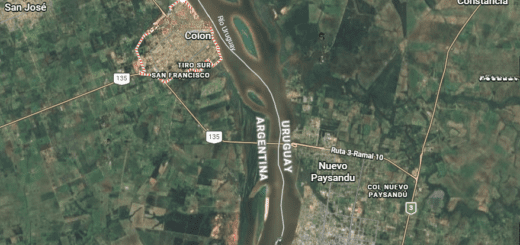 alt="Vista aérea del río Uruguay entre Colón y Paysandú en el contexto de la relocalización de la planta de hidrógeno verde de Paysandú"