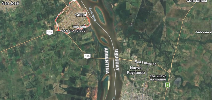 alt="Vista aérea del río Uruguay entre Colón y Paysandú en el contexto de la relocalización de la planta de hidrógeno verde de Paysandú"