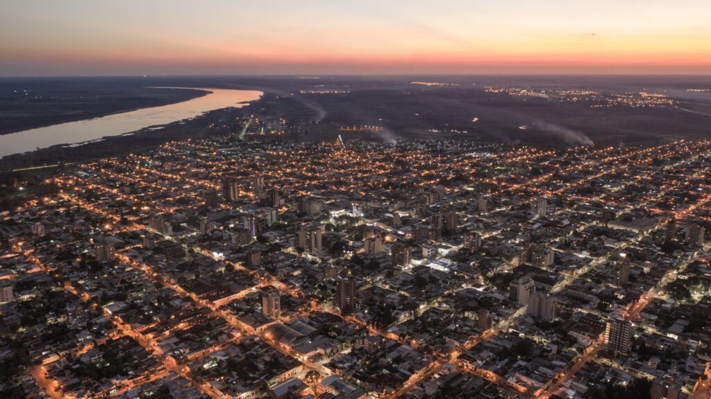alt="Vista aérea de Concordia, Entre Ríos, ciudad que lidera el ranking nacional de pobreza e indigencia según el INDEC"