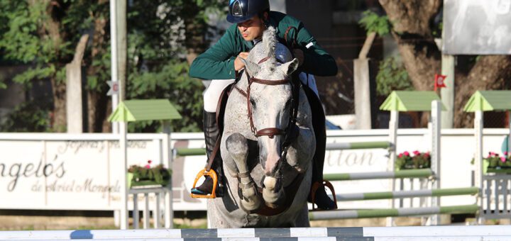 alt="Jinete realizando un salto durante el Concurso Hípico en Concordia"