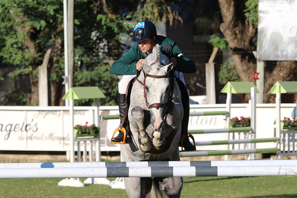 alt="Jinete realizando un salto durante el Concurso Hípico en Concordia"