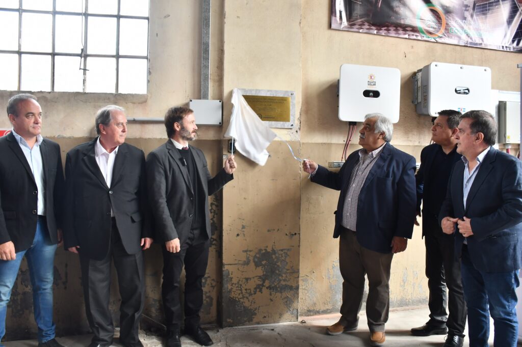 alt="El intendente Francisco Azcué y el presidente de la CEC, Marcelo Spinelli, junto a directivos de la entidad y funcionarios inaugurando el sistema de generación solar en Concordia"