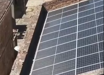 alt="Vista aérea de paneles fotovoltaicos pertenecientes al sistema de generación solar en Concordia"