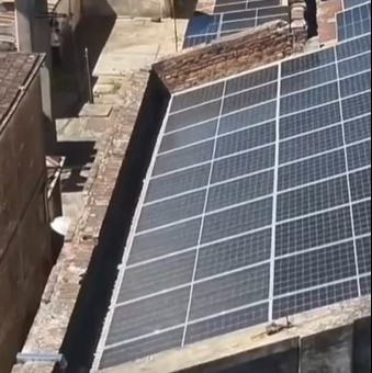 alt="Vista aérea de paneles fotovoltaicos pertenecientes al sistema de generación solar en Concordia"