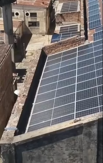 alt="Vista aérea de paneles fotovoltaicos pertenecientes al sistema de generación solar en Concordia"