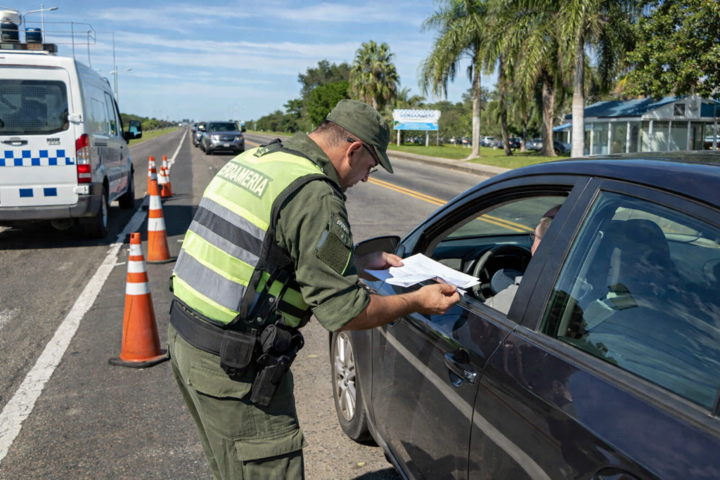 alt="Control policial en ruta nacional donde se exige la documentación del trámite de VTV en Entre Ríos"