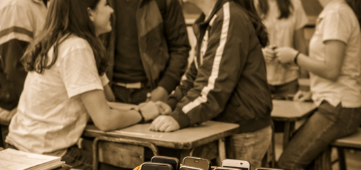 alt="Estudiantes conversando en un aula con teléfonos guardados, en el marco del proyecto de prohibición de celulares en escuelas entrerrianas"