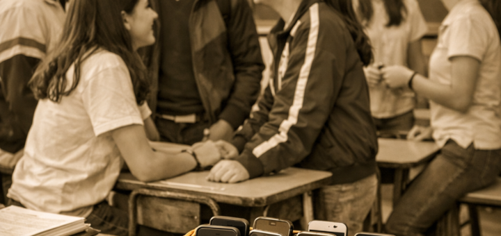 alt="Estudiantes conversando en un aula con teléfonos guardados, en el marco del proyecto de prohibición de celulares en escuelas entrerrianas"