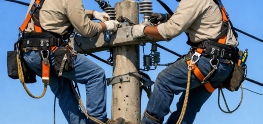 alt="Técnicos de la cooperativa realizando mantenimiento para el corte de luz en Concordia el 29 de abril"